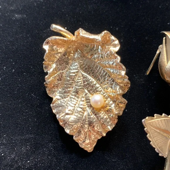 LOT OF 4 60’s GOLDEN LEAF BROOCHES AND ROSE BROOCH - Picture 5 of 13